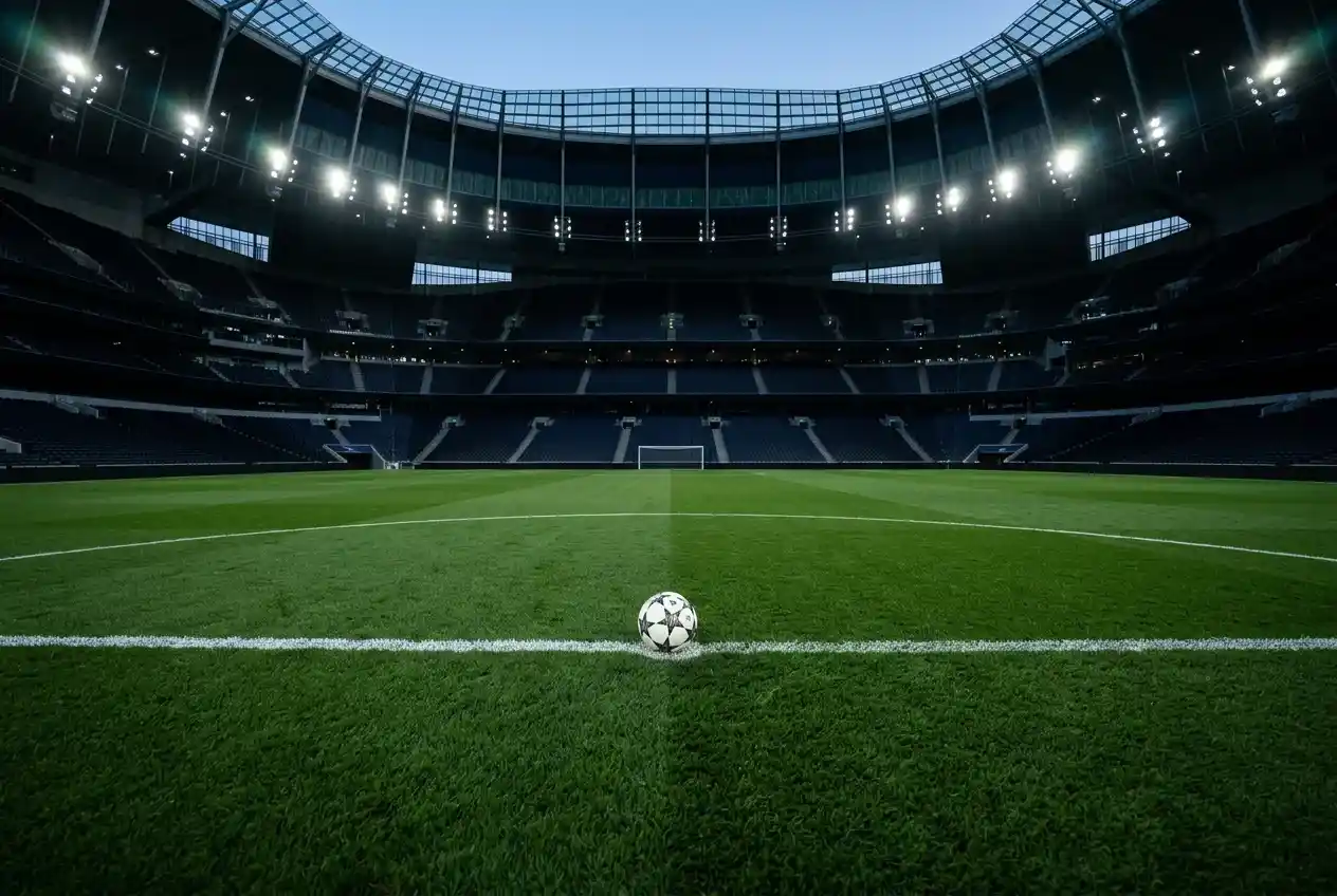 Relvado de estadio antes da final da Champions League com faixa central e logotipo