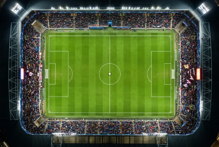 Campo de futebol com linhas de handicap asiatico sobrepostas num jogo da Champions League
