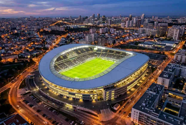 Vista aerea de um estadio de futebol em Portugal durante um jogo nocturno