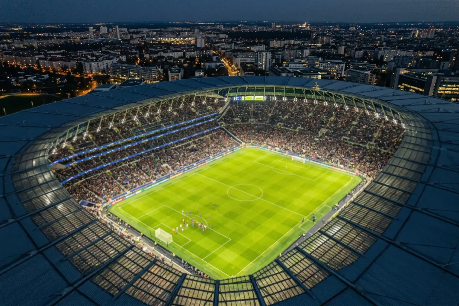 Estádio da Champions League visto de uma perspectiva aérea durante um jogo nocturno